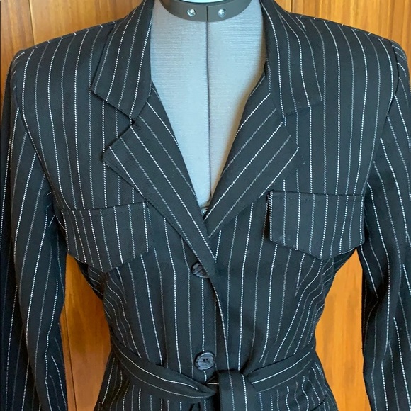 Vintage Pin-striped 90s blazer with belt - Picture 4 of 10
